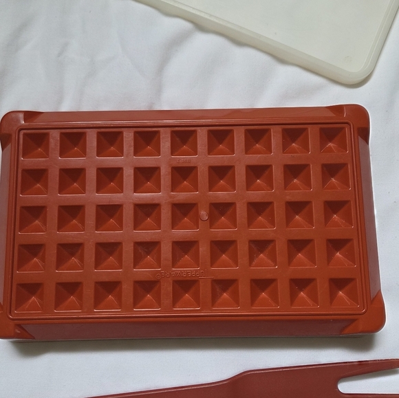 Vintage Tupperware Hot Dog Keeper And Server - Picture 3 of 8